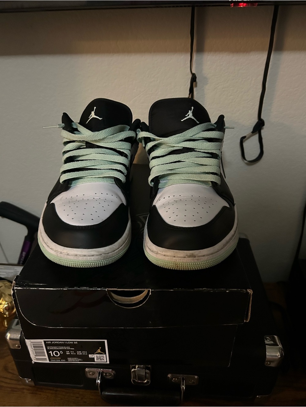 Jordan Mens Low-Top Sneakers in Black, White and Mint